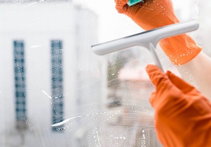 man-cleaning-windows (1)